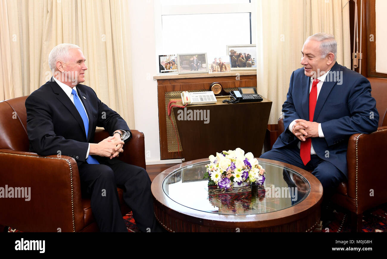 Vice-président de l'United States Mike Pence rencontre le Premier ministre israélien Benjamin Netanyahu au bureau du premier ministre à Jérusalem le 22 janvier 2018. Banque D'Images