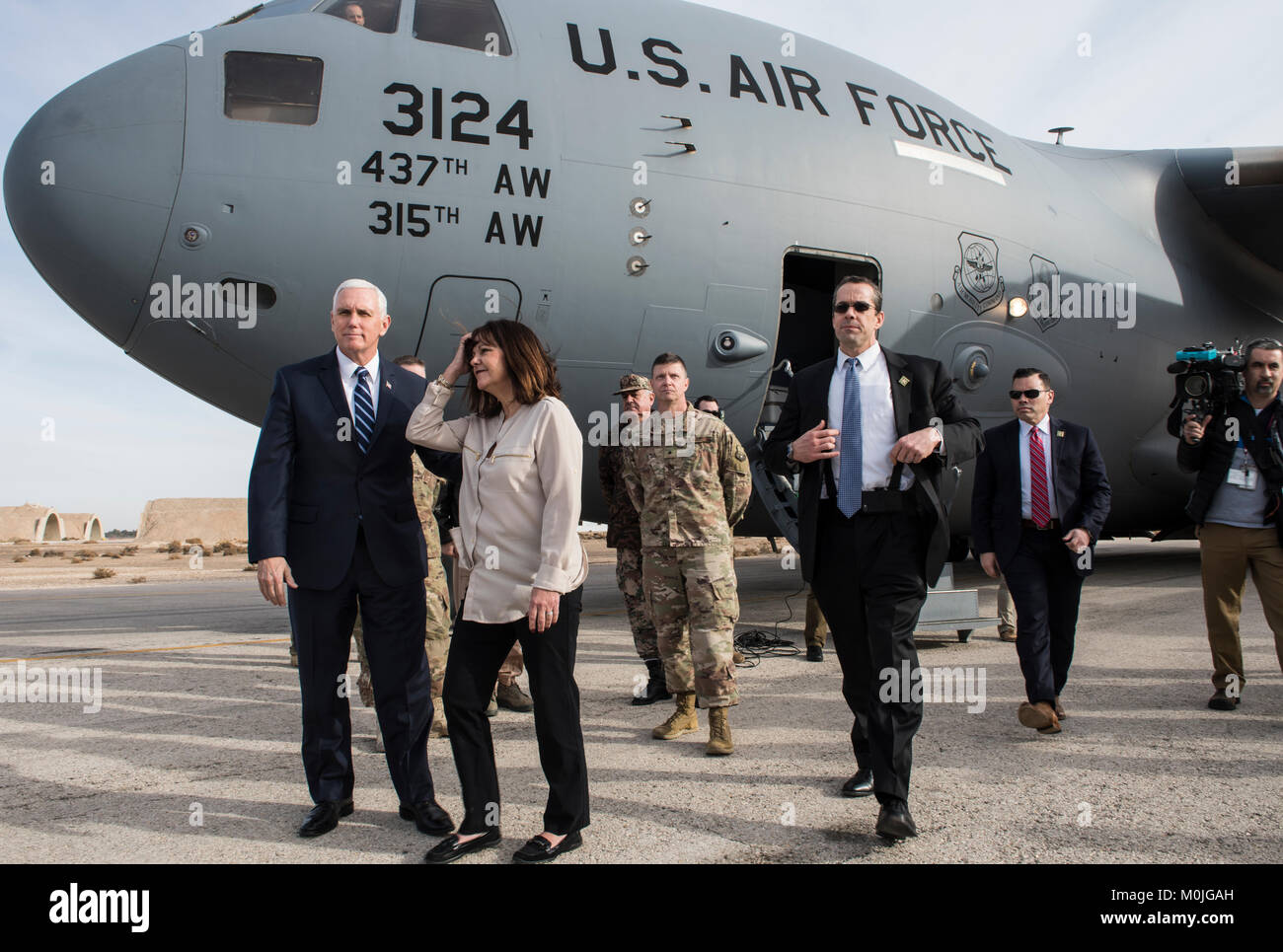 Le Vice-président américain Mike Pence, accompagné de sa femme Karen, arrive à une installation militaire en Asie du Sud-Ouest, le 21 janvier 2018. Banque D'Images