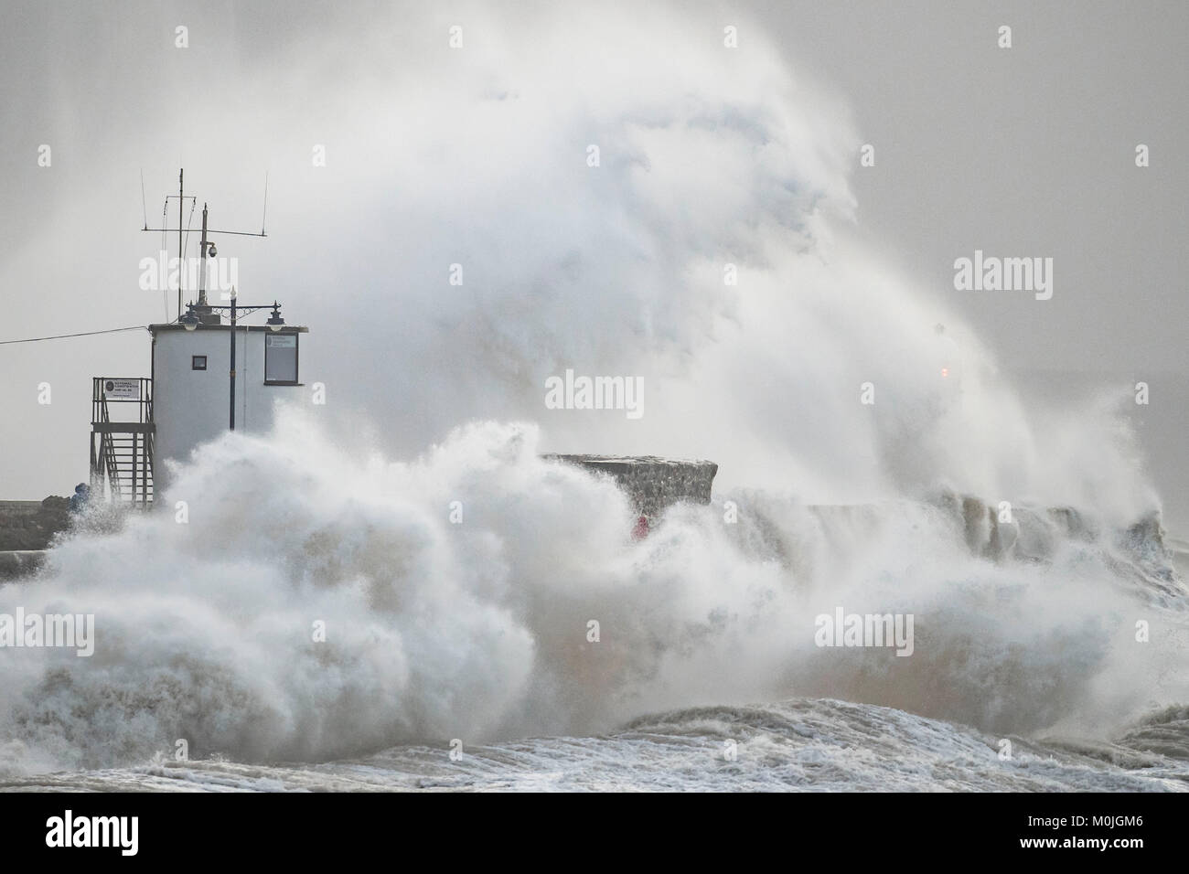 Les vagues s'écraser sur le mur du port à Porthawl, dans le sud du Pays de Galles, Royaume-Uni lors de tempête Eleanor. Le Met Office a émis une alerte météorologique pour les vents forts. Banque D'Images