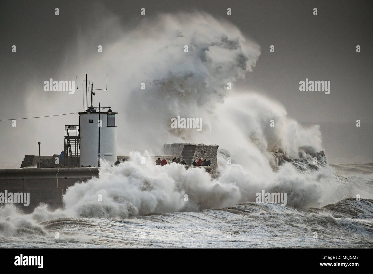 Les vagues s'écraser sur le mur du port à Porthawl, dans le sud du Pays de Galles, Royaume-Uni lors de tempête Eleanor. Le Met Office a émis une alerte météorologique pour les vents forts. Banque D'Images