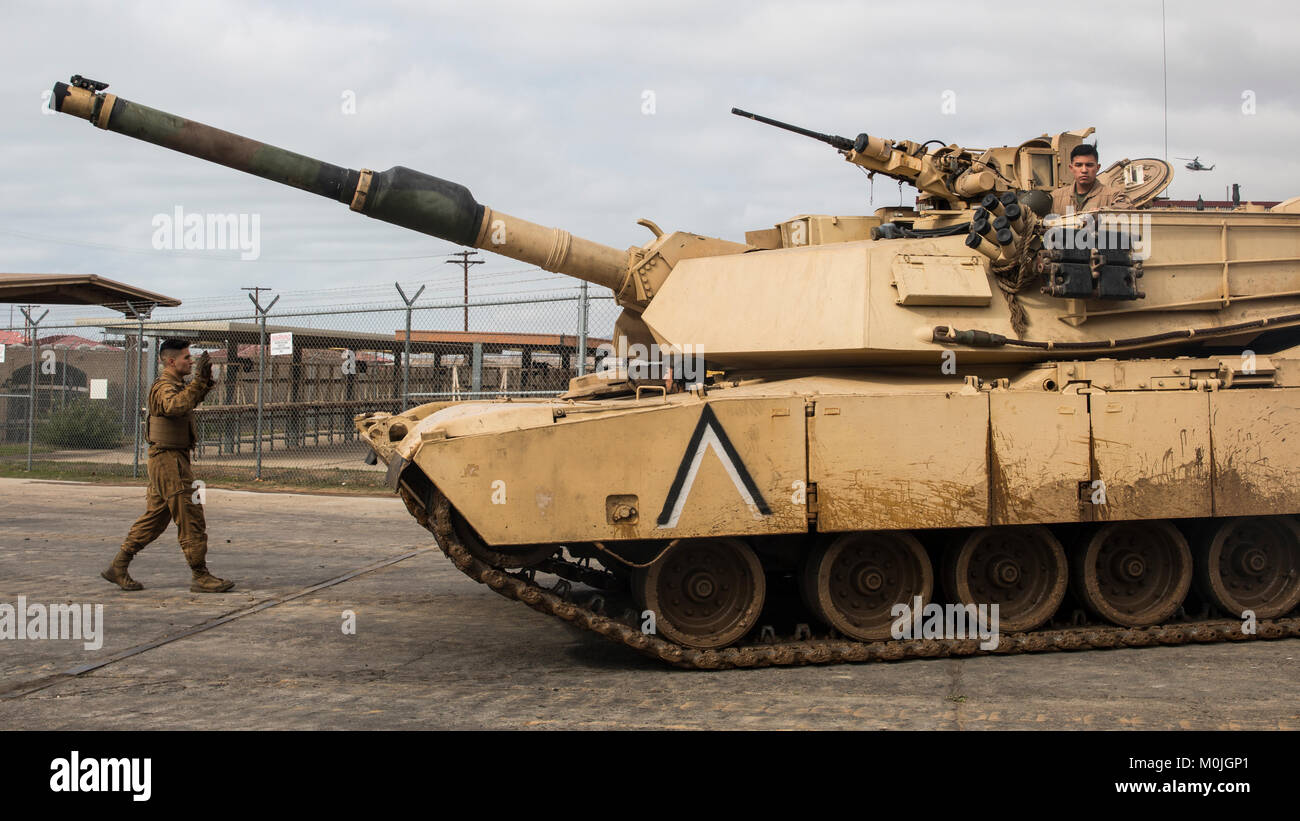 Les Marines américains avec la Compagnie A, 4e Bataillon, 4e Division de marines, Forces maritimes Réserver, préparer le M1A1 Abrams char de combat principal pour un champ d'entraînement à bord de Camp Pendleton, en Californie, le 18 janvier 2017. Banque D'Images