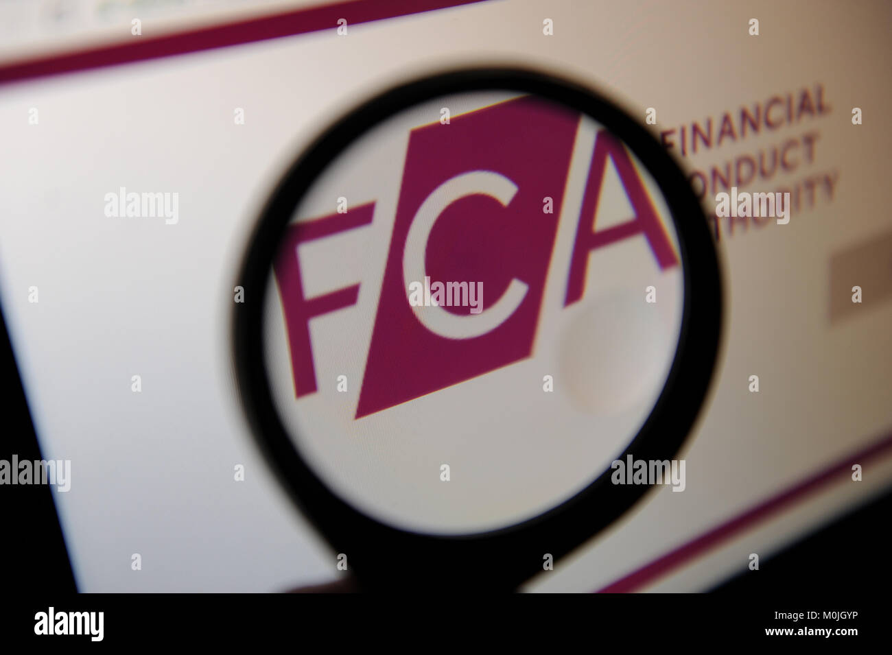 La Financial Services Authority logo du site vu à travers une loupe Banque D'Images