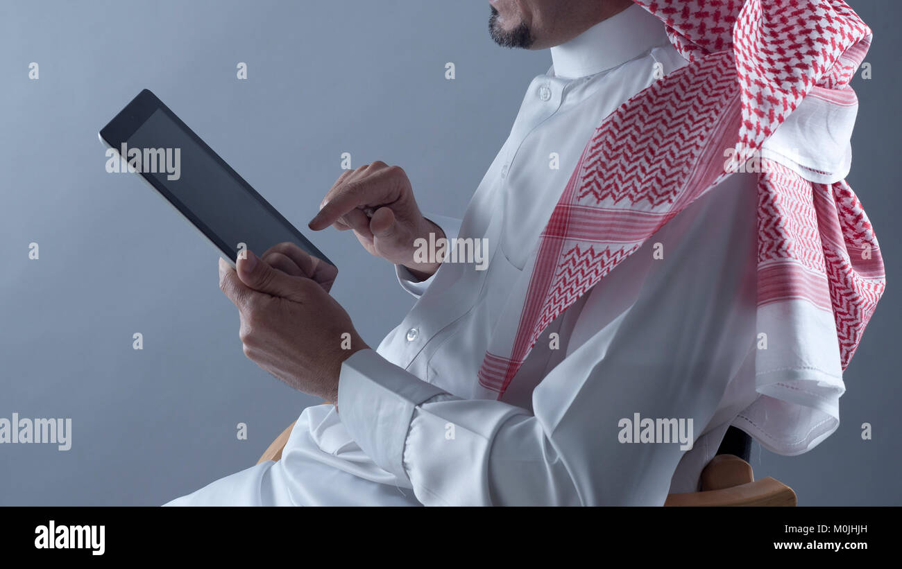 L'homme de l'Arabie saoudite et mains tenant à l'aide de Tablet Banque D'Images