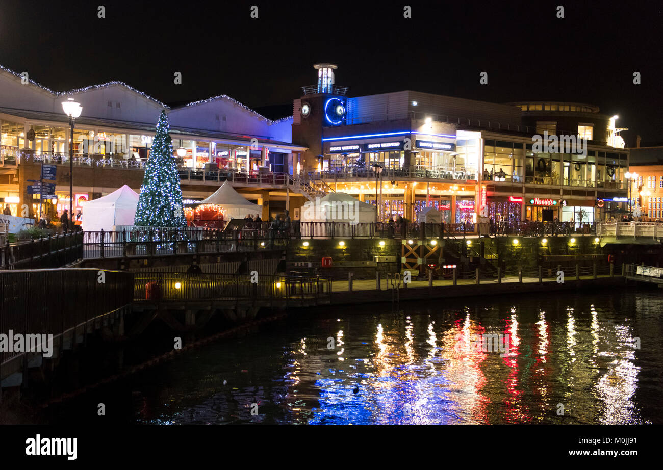 Vue générale de Mermaid Quay de nuit à la baie de Cardiff, Pays de Galles, Royaume-Uni. Banque D'Images