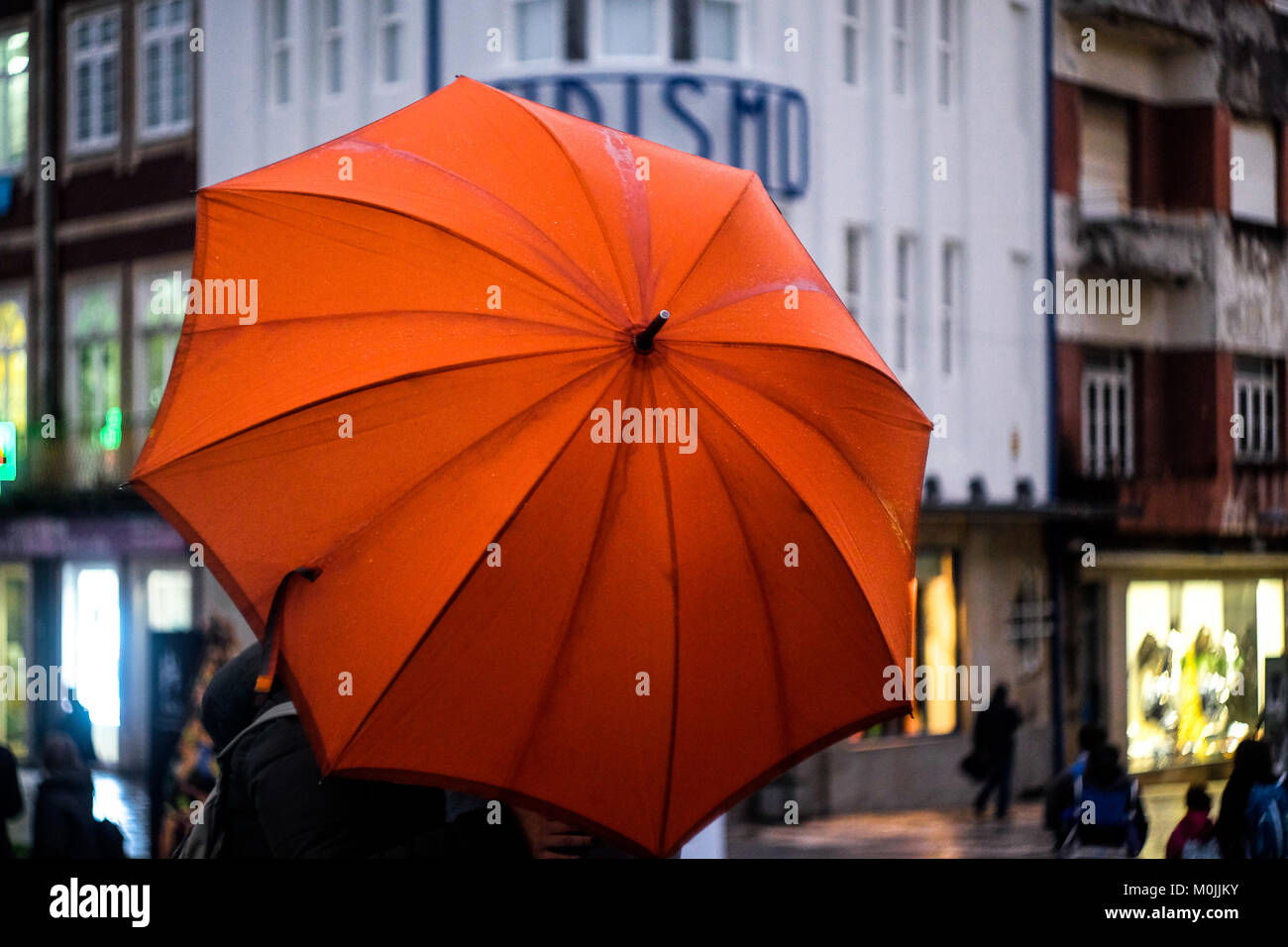 Les piétons en utilisant leur parapluie en marchant autour dans un jour de pluie. Banque D'Images