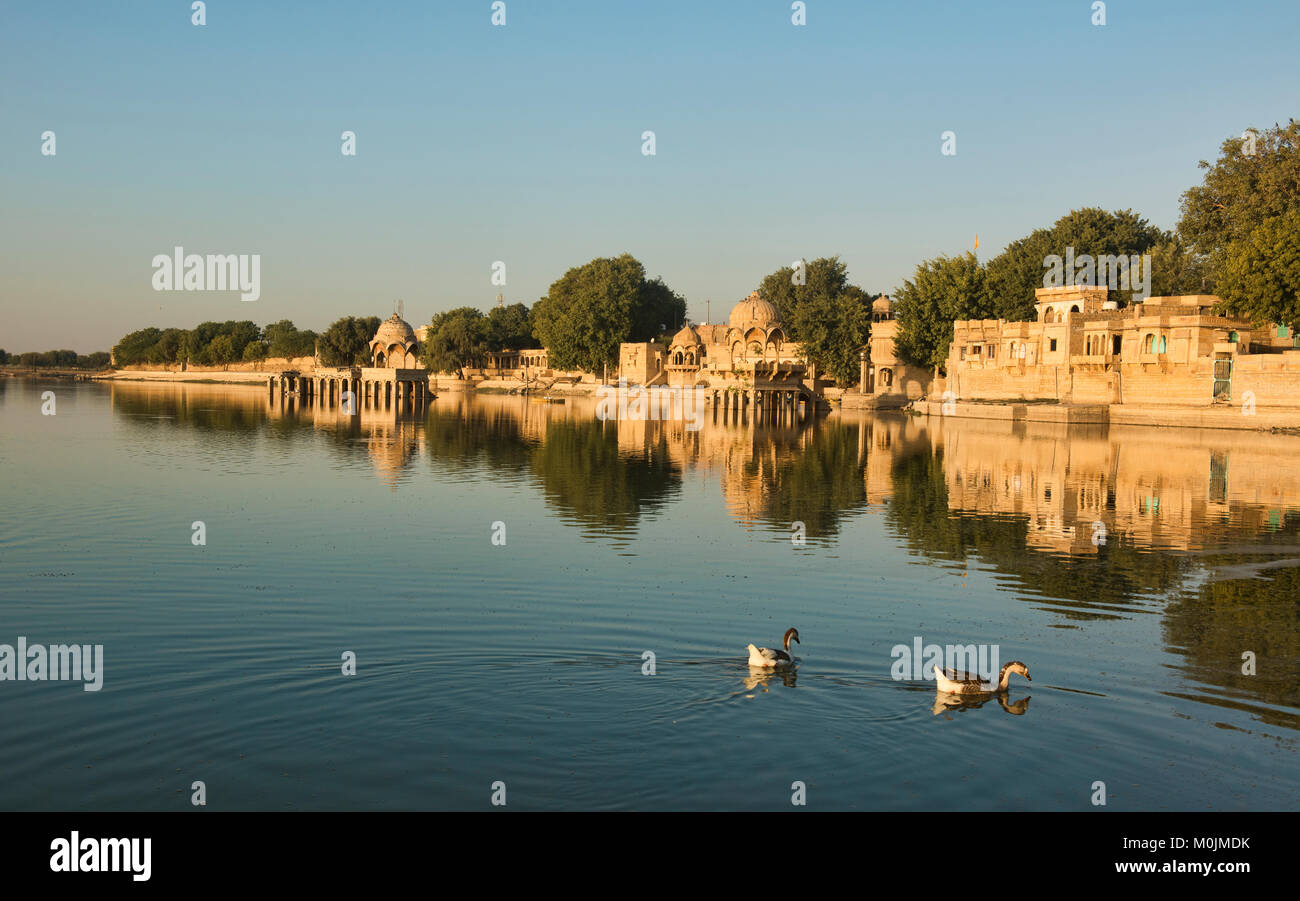 Lever du soleil sur le lac Gadisar, Jaisalmer, Rajasthan, India Banque D'Images