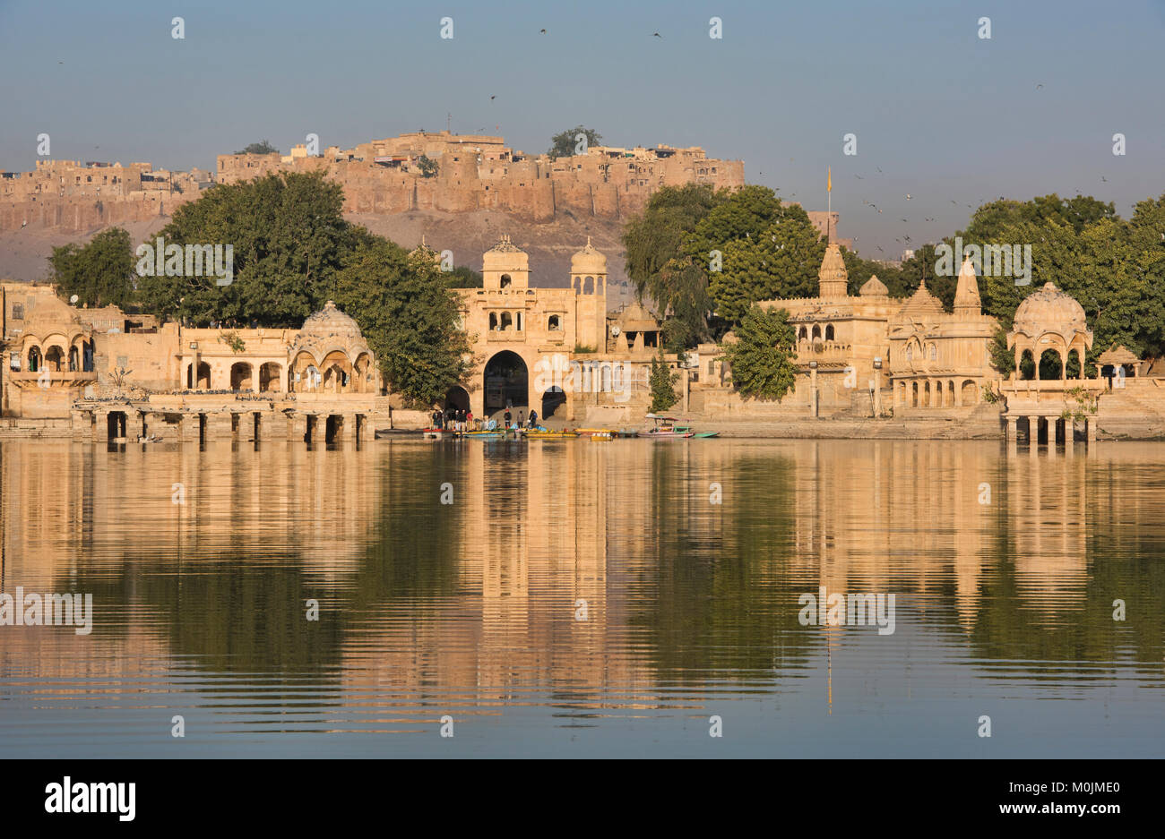 Gadisar Lake et le Fort de Jaisalmer, Jaisalmer, Rajasthan, India Banque D'Images