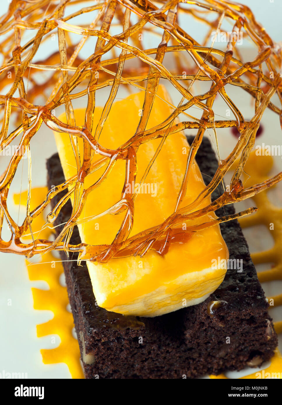 Caramel Et Chocolat Gateau Decore Gros Plan Gastronomique Photo Stock Alamy