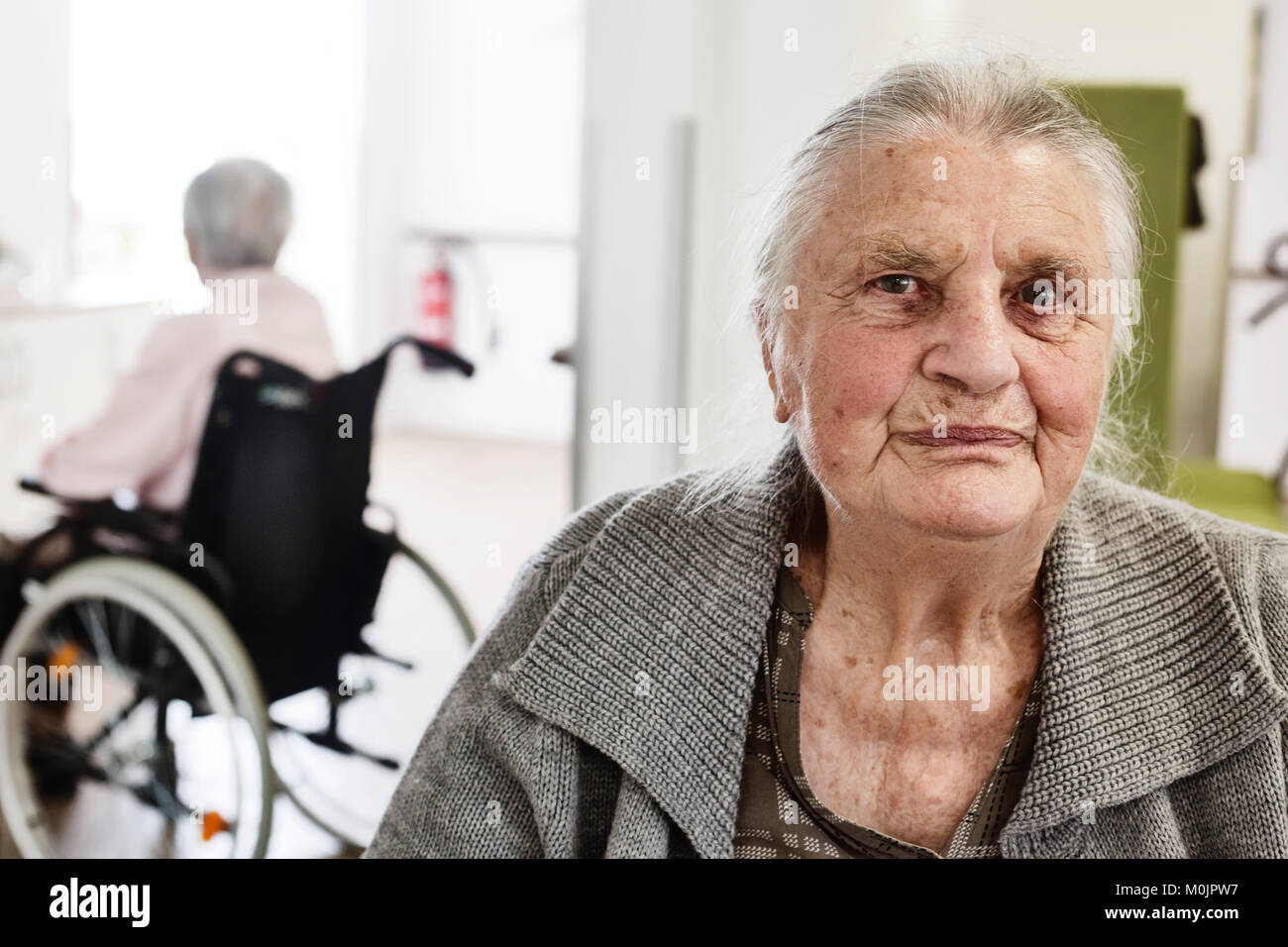 Senior déments, Portrait, dans une maison de retraite, Allemagne Banque D'Images