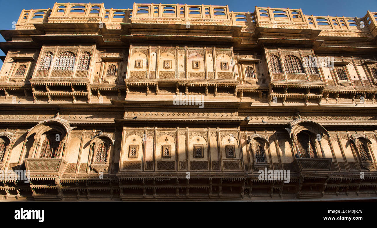 Les ornements sculptés en grès jaune Patwon Ji Ki Haveli, Jaisalmer, Rajasthan, India Banque D'Images