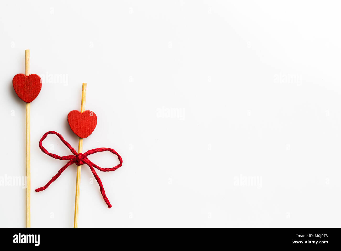 Trois coeur fait main cupcake toppers sur fond blanc Banque D'Images