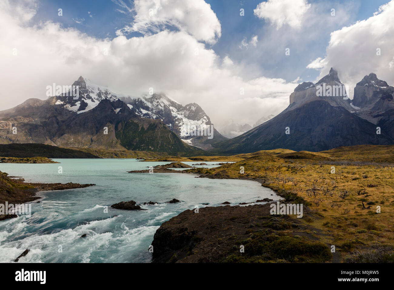 Cuernos del Paine les montagnes avec des glaciers, de la rivière Rio Paine Parc National Torres del Paine, Région de Magallanes et l'Antarctique, Chili Banque D'Images
