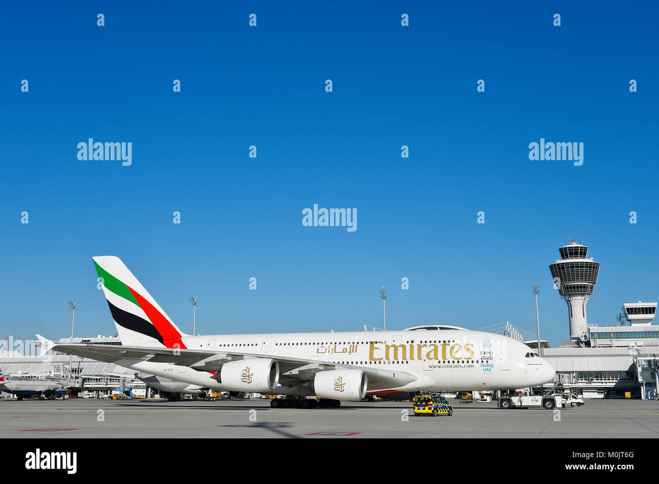 Emirates Airlines, Airbus A380-800, avec tour, l'aéroport de Munich, Haute-Bavière, Allemagne Banque D'Images