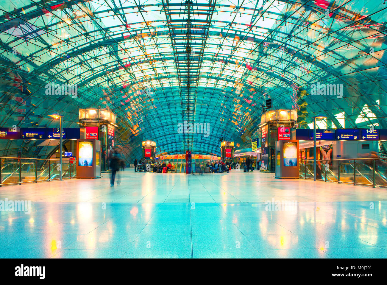 La salle le carré au-dessus de la gare ferroviaire à grande distance à l'aéroport de Francfort, Hesse, Allemagne Banque D'Images