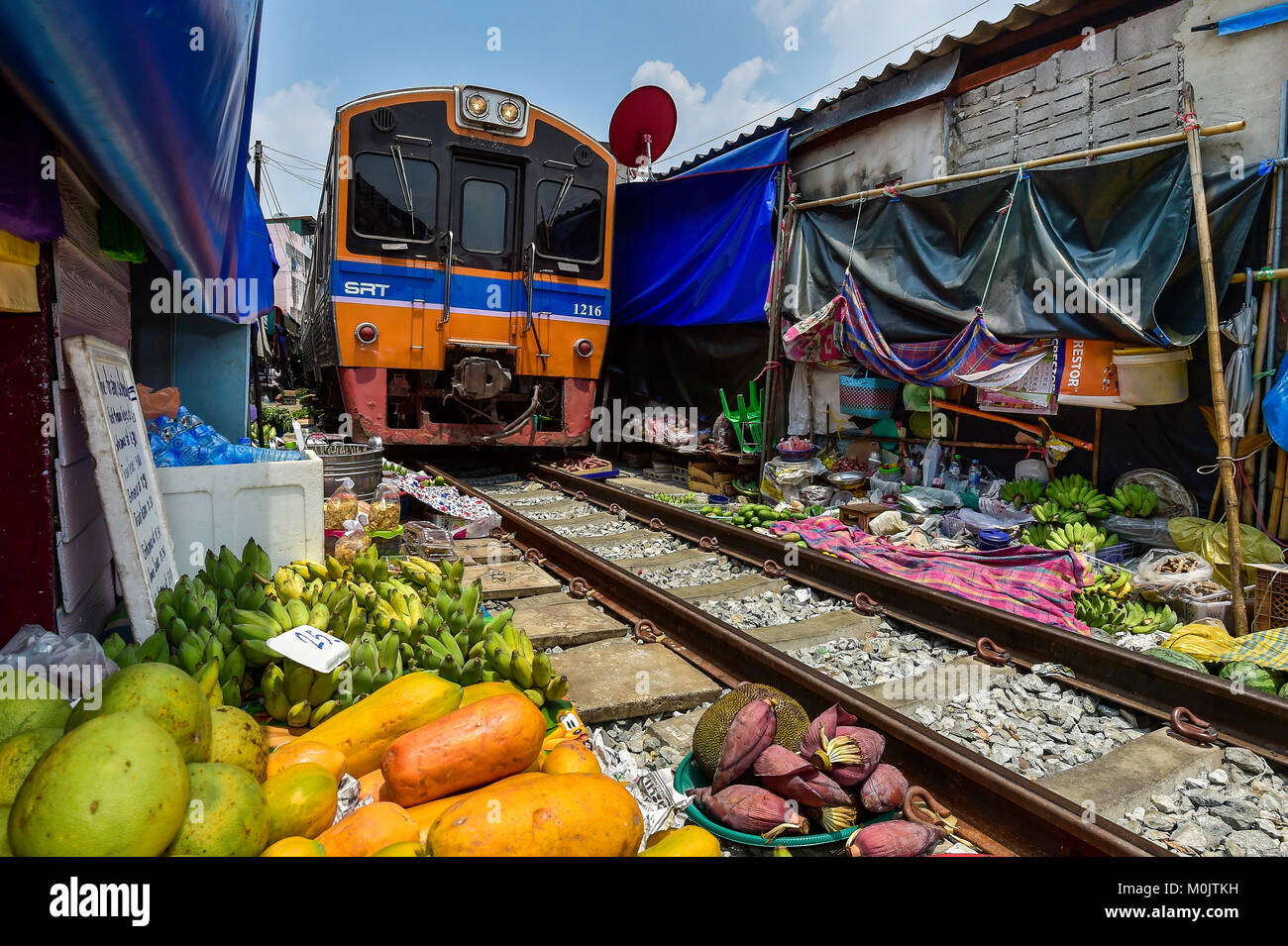 Marché ferroviaire Maeklong, Bangkok, Thaïlande Banque D'Images