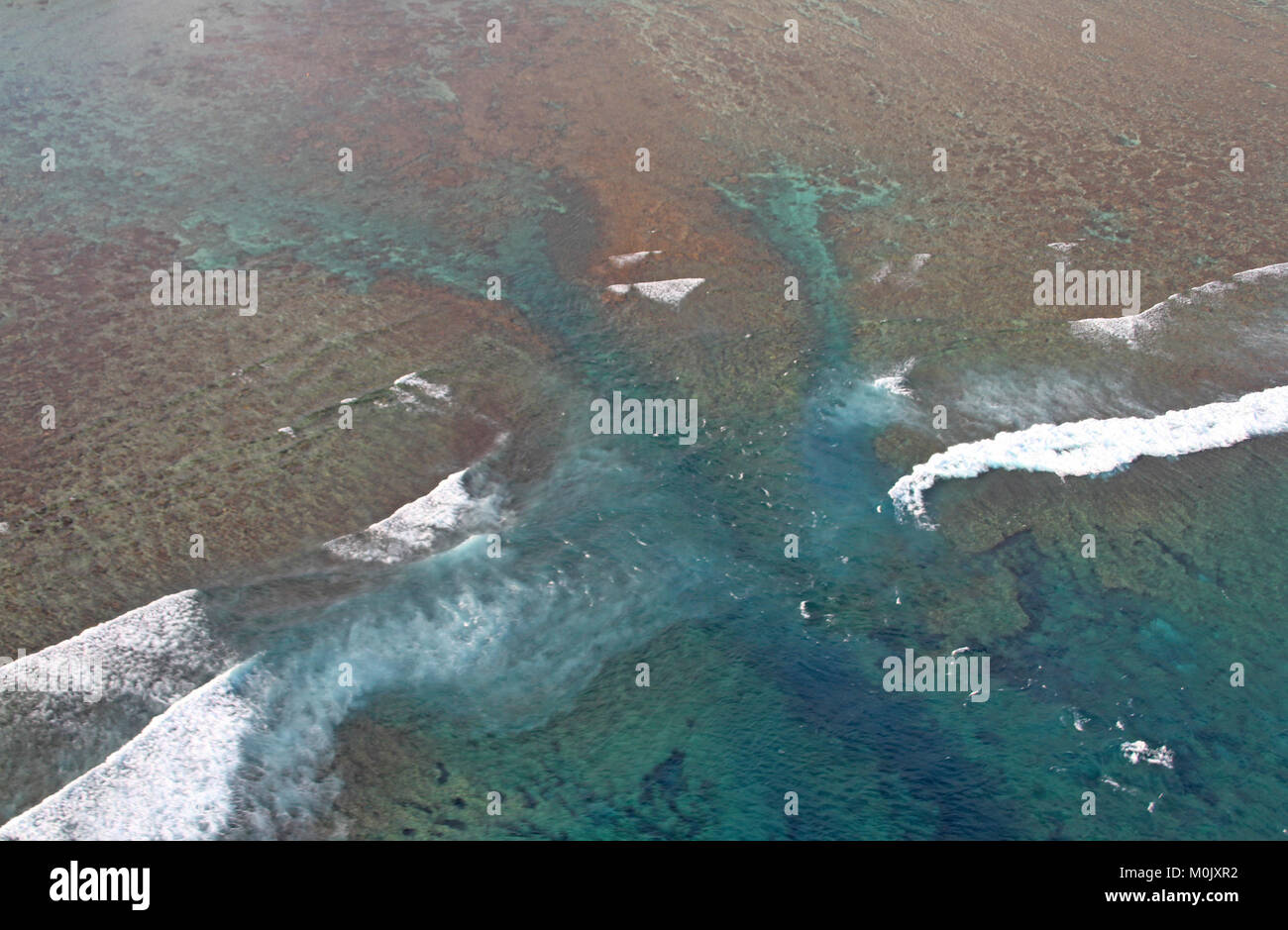 Cascade de sous-marins de la côte de la péninsule Le Morne Brabant, la République de Maurice. Vu d'un hélicoptère. Banque D'Images