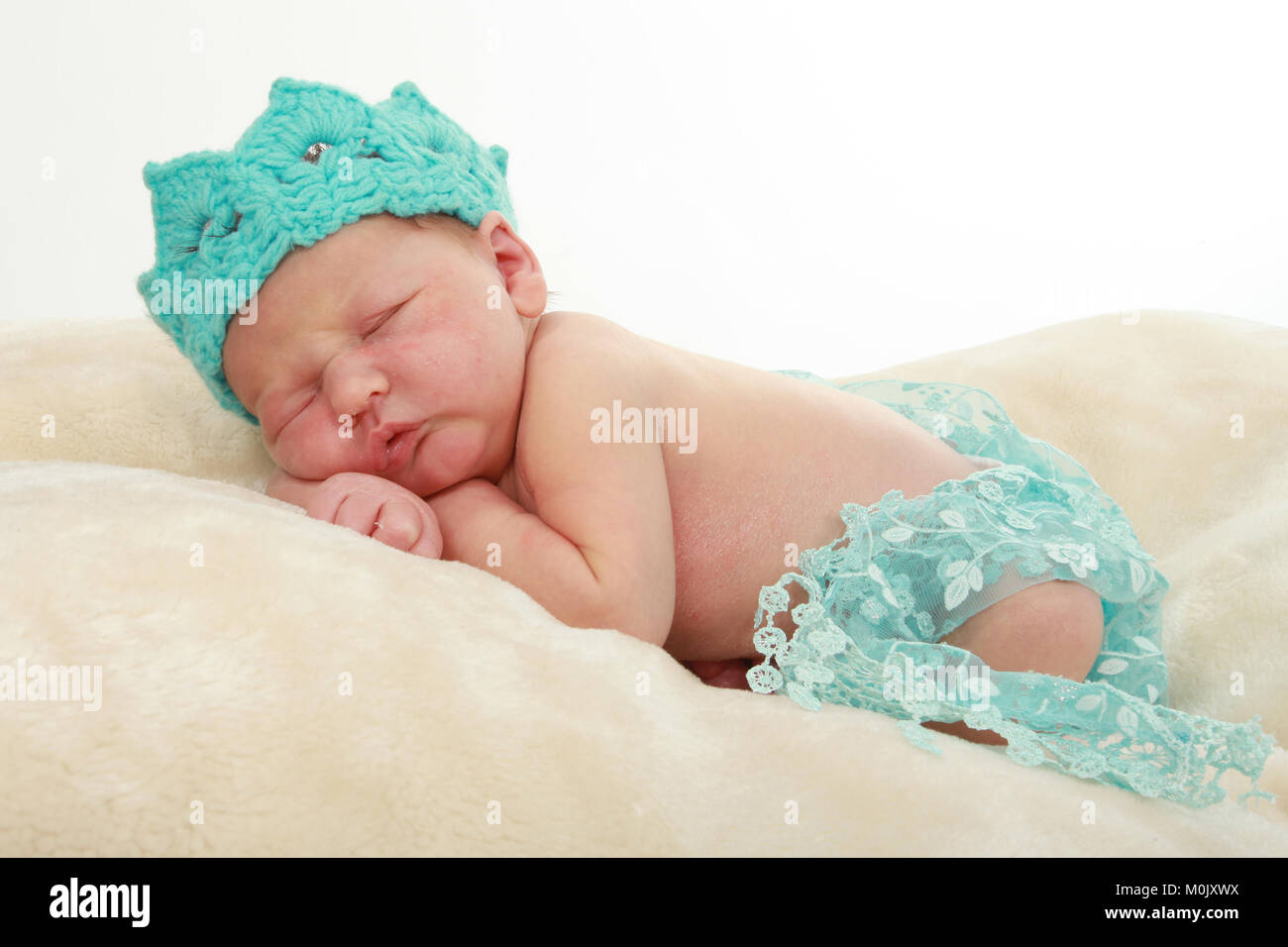 Bebe Nouveau Ne Garcon Endormi Avec Couronne Sur La Tete Photo Stock Alamy
