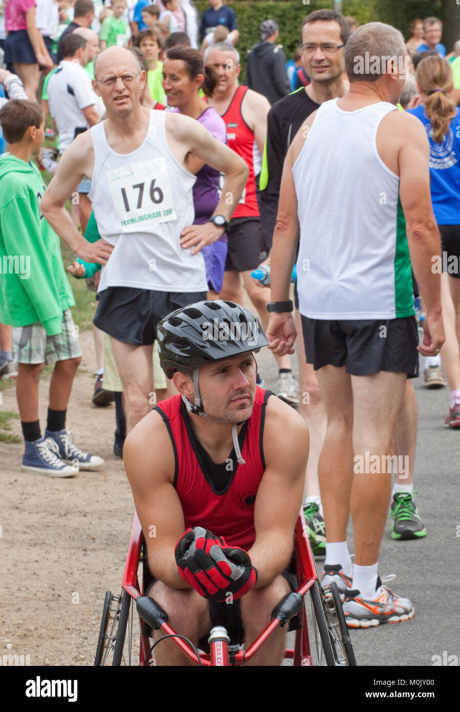 Attente athlète en fauteuil roulant au début d'une course sur route Banque D'Images