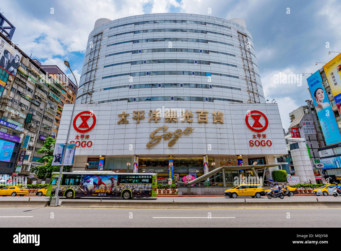 TAIPEI, TAIWAN - Le 27 juin : c'est l'ancien grand magasin Sogo qui est un endroit populaire pour acheter des articles de luxe dans le centre-ville de Zhongxiao Fuxing sont Banque D'Images