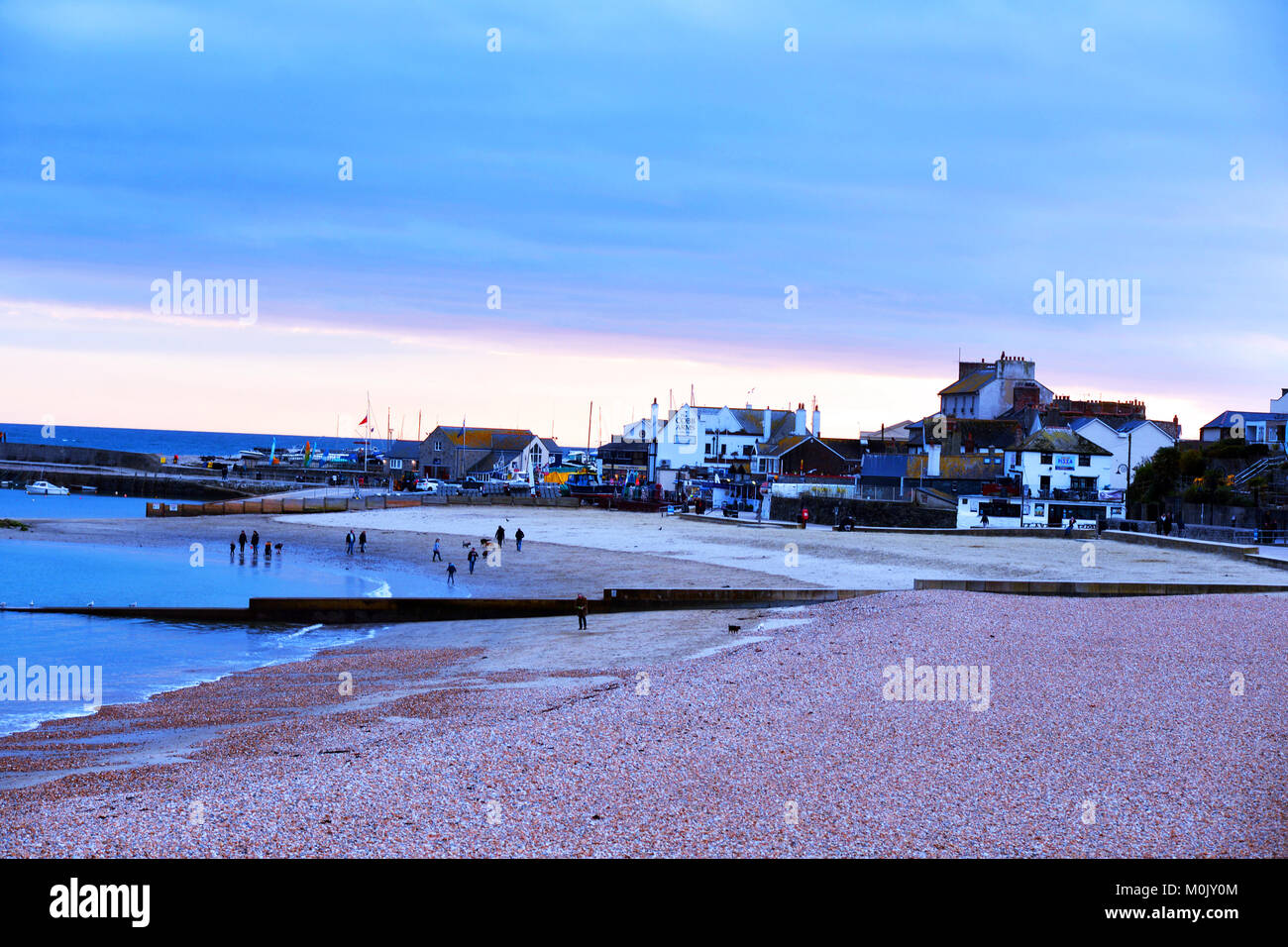 Lyme Regis plage au coucher du soleil, Dorset UK Banque D'Images