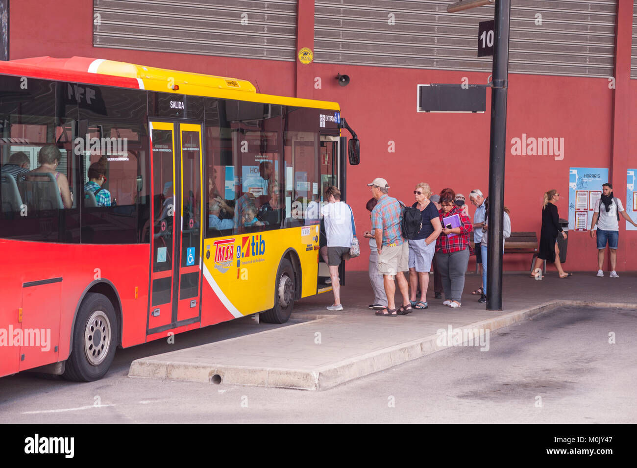 Les gens de prendre un bus à la gare routière de Mahon , Menorca , Baléares , Espagne Banque D'Images
