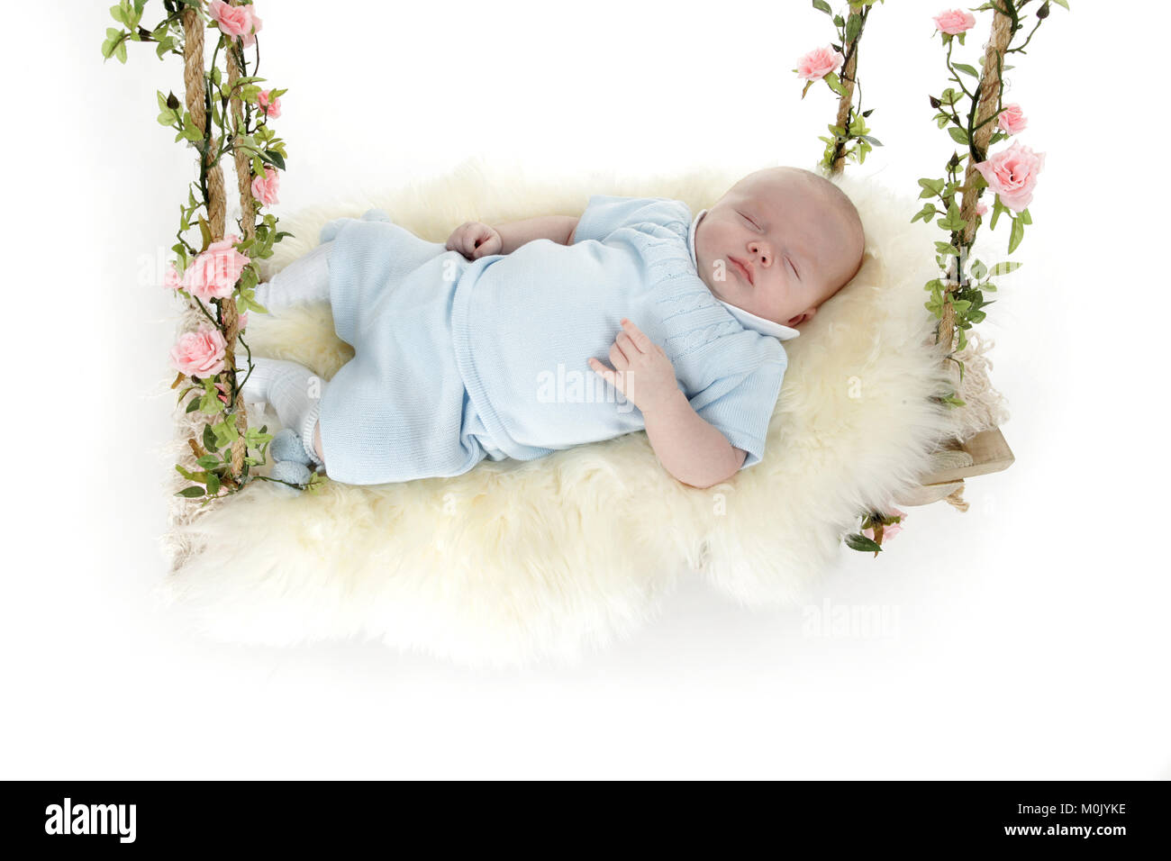 2 mois bébé garçon endormi sur swing rustique Banque D'Images