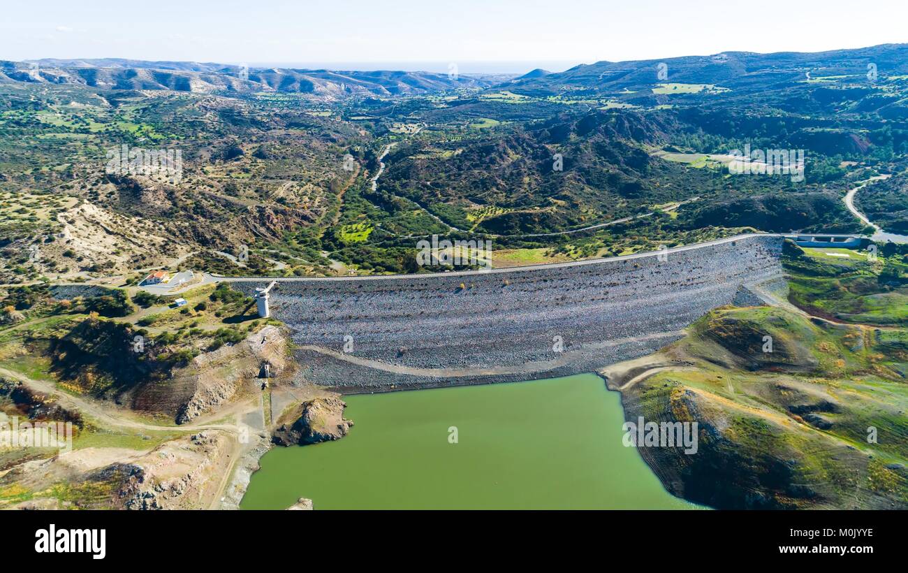 Oiseau de l'antenne de Kalavasos barrage en enrochements wall, Larnaca, Chypre. La rue pont sur le passage à niveau du réservoir de la rivière et les collines de Vasilikos arou Banque D'Images