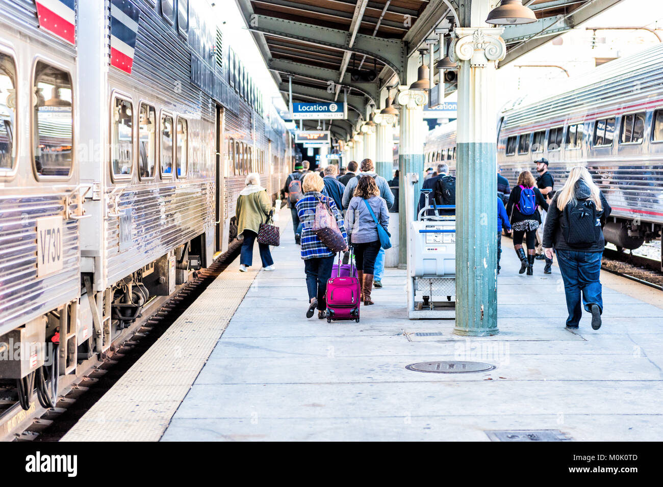 Washington DC, USA - 27 octobre 2017 : plate-forme ferroviaire de la gare Union à l'ERV et trains Amtrack de Virginia pour commuer le matin avec beaucoup de p Banque D'Images