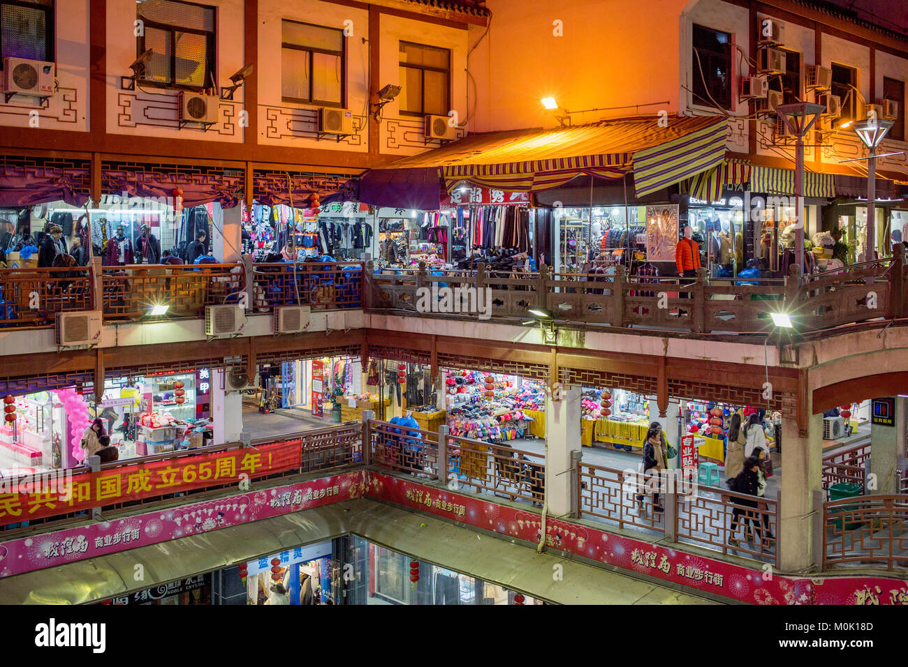 NINGBO, CHINE - Décembre 23 : Vue d'un marché de nuit traditionnels dans le centre-ville de Ningbo le 23 décembre 2014 Banque D'Images