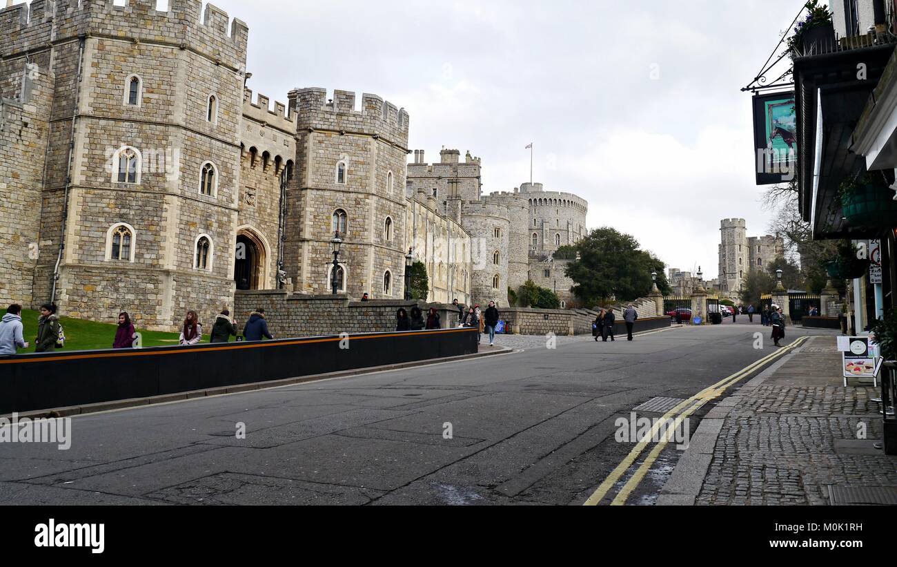 Le Château de Windsor et des barrières de sécurité autour de l'entrée du château de Windsor Berkshire Banque D'Images