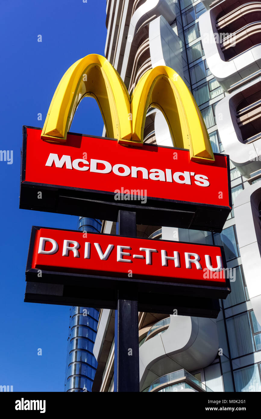 McDonald's drive-thru sign in London, Angleterre, Royaume-Uni, UK Banque D'Images