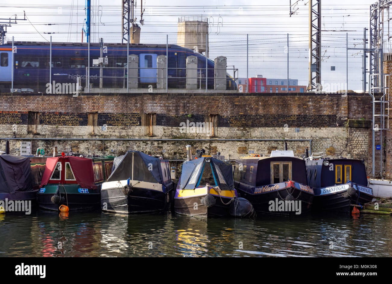 Houseboats sur Regent's Canal à King's Cross, Londres Angleterre Royaume-Uni UK Banque D'Images