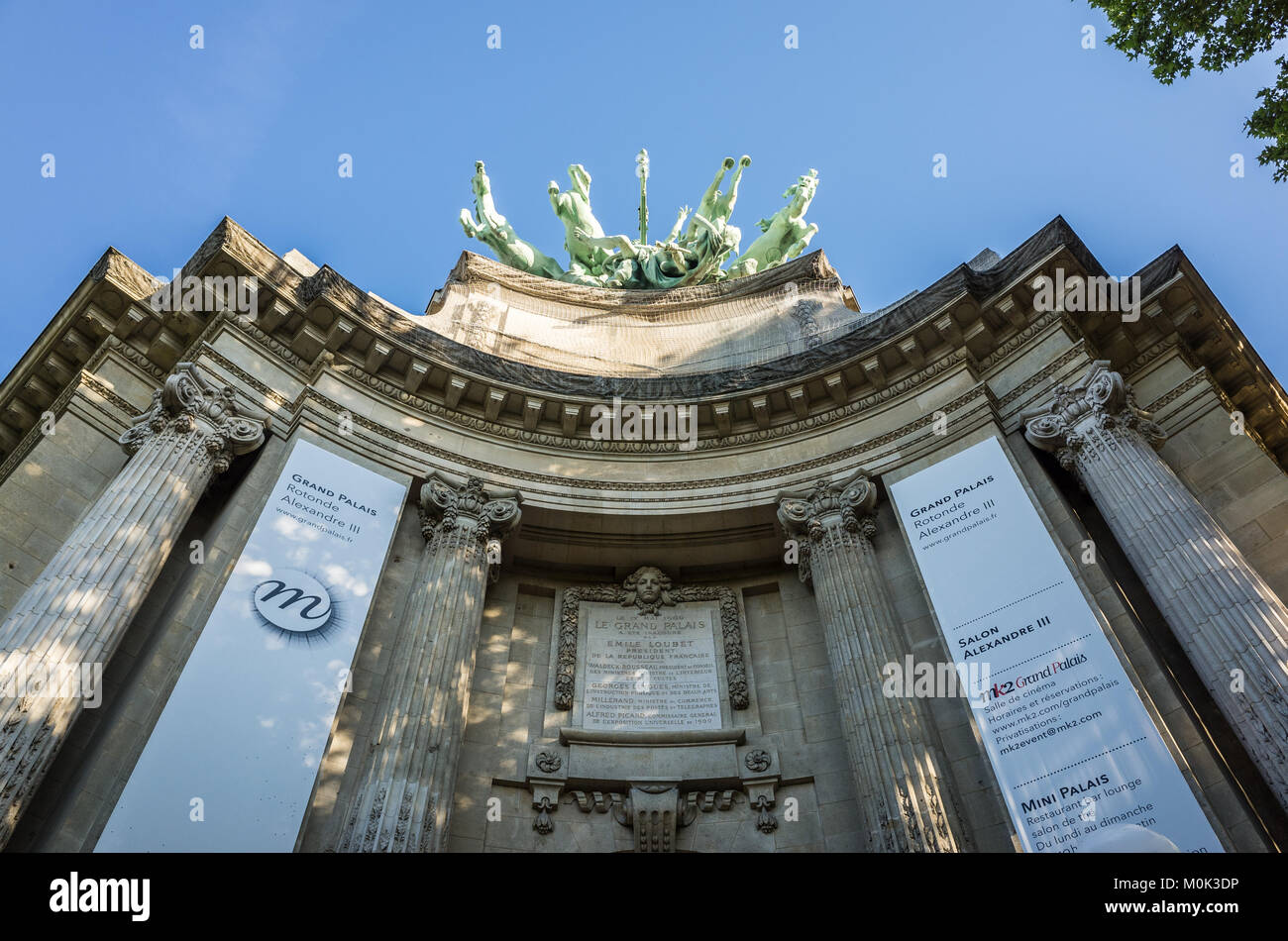 Paris, France - 21 mai 2017 : l'angle sud de la façade principale du Grand Palais est overhanged par une sculpture en cuivre d'un français par quadriga sc Banque D'Images