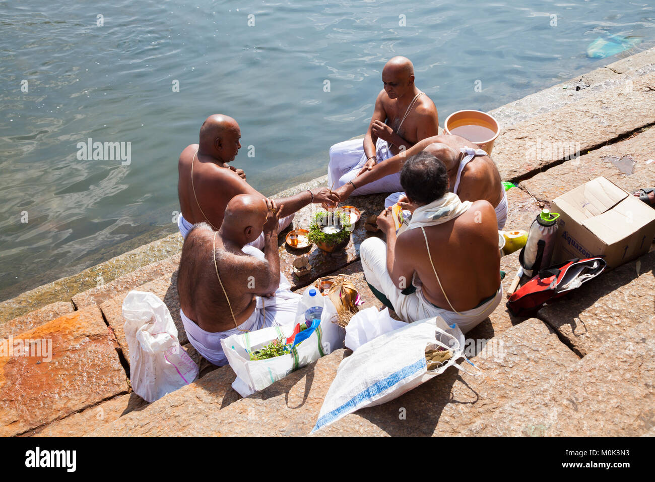L'Inde, Karnataka, Srirangapatna, rituels d'adieu à Sangam Ghat sur Srirangapatna Island Banque D'Images