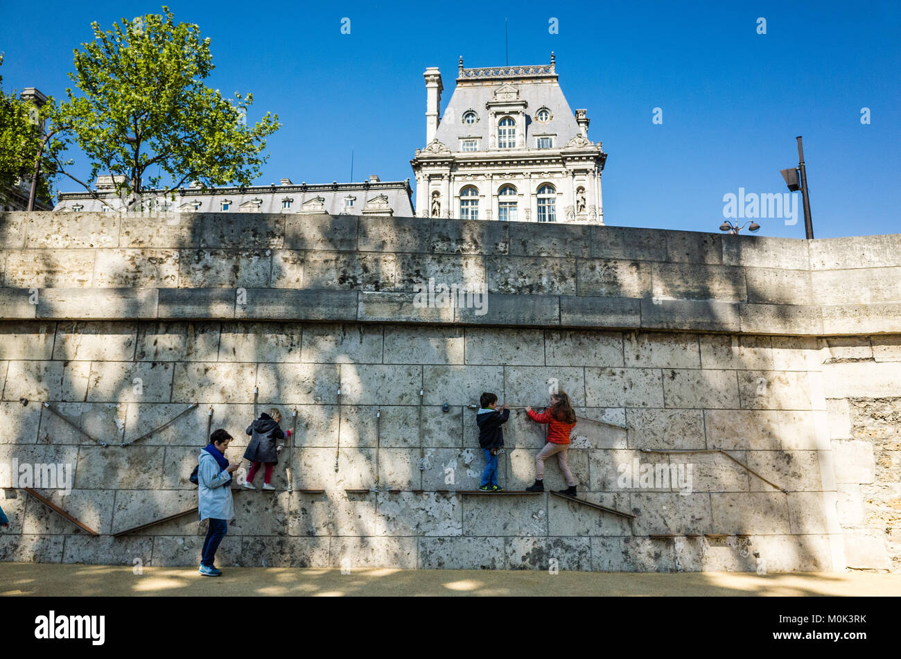 Paris, France - 19 Avril 2017 : Des enfants jouent dans une aire au-dessous de l'hôtel de ville de Paris sur l'ancienne autoroute de Georges Pompidou, qui est devenu Banque D'Images