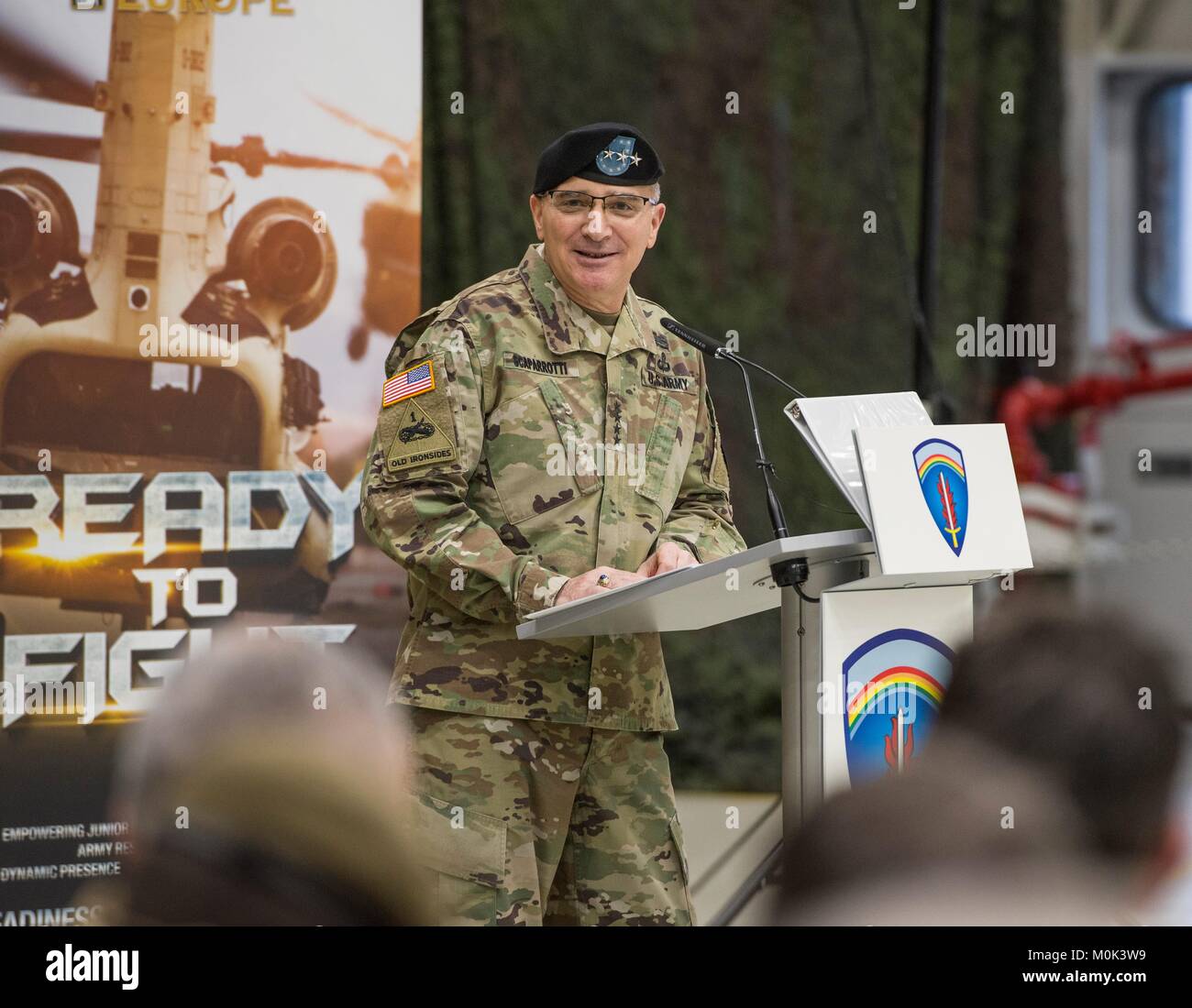 L'EUCOM (Commandement européen des États-Unis) Le commandant Curtis Scaparotti parle au cours de l'armée américaine l'Europe (USAREUR) Cérémonie de prise de commandement pour l'USAREUR Cavioli Christopher commandant à Lucius D. Clay Kaserne 18 Janvier, 2018 à Wiesbaden-Erbenheim, Allemagne. Banque D'Images