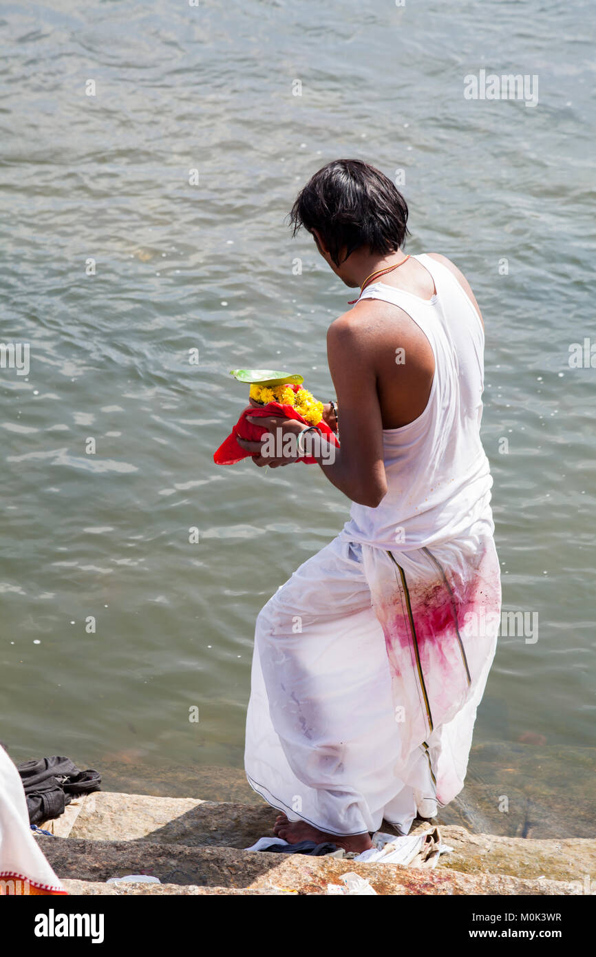 L'Inde, Karnataka, Srirangapatna, rituels d'adieu à Sangam Ghat sur Srirangapatna Island Banque D'Images