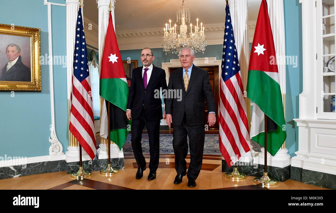 Le ministre jordanien des affaires étrangères Ayman Safadi (à gauche) rencontre le secrétaire d'État des États-Unis, Rex Tillerson au département d'État des États-Unis, le 18 janvier 2018 à Washington, DC. Banque D'Images