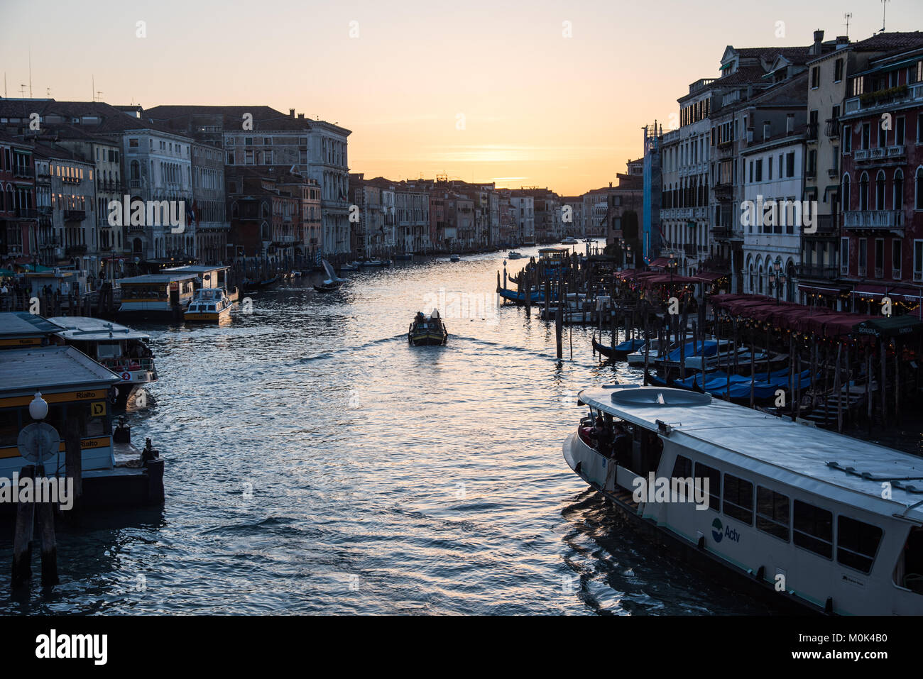 Vista sul Vue sur le Canal Grande, du Ponte di Rialto Banque D'Images