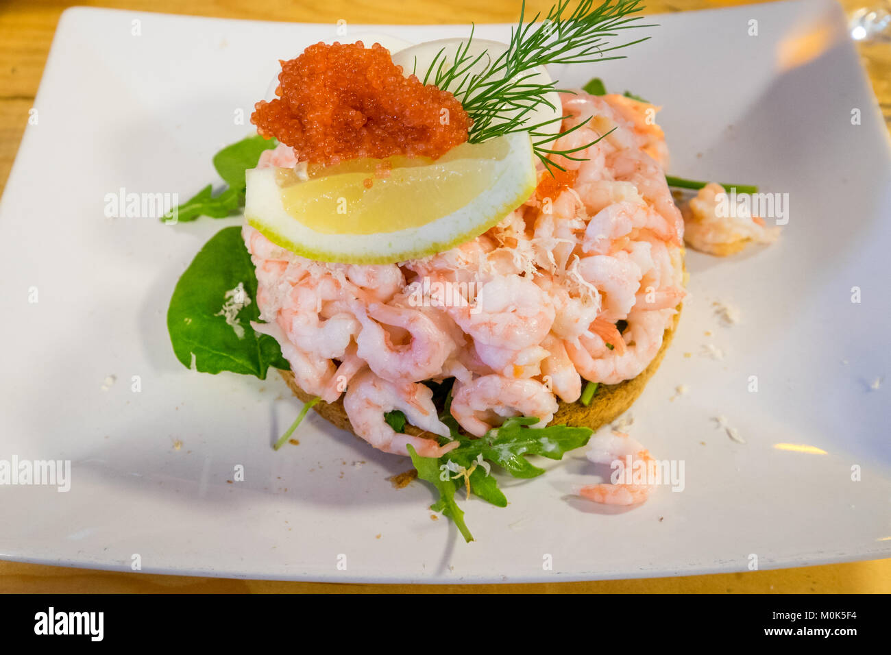 Suédois traditionnel sandwich crevettes servi à Göteborg Banque D'Images