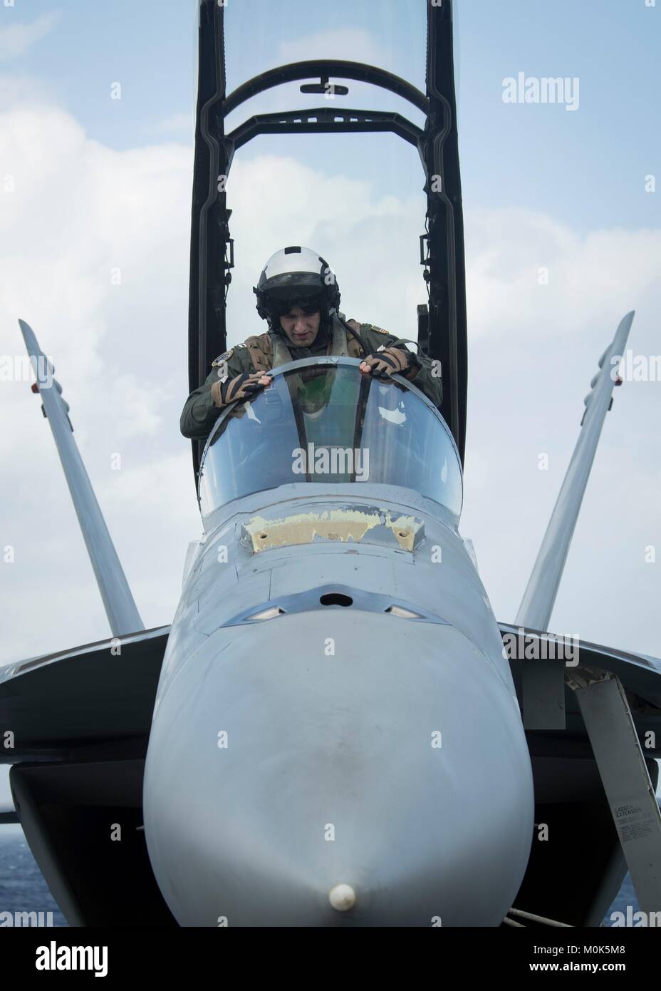 Un U.S. Navy F/A-18F Super Hornet jet fighter aircraft décolle de l'envol à bord de la marine américaine de la classe Gerald R. Ford porte-avions USS Gerald R. Ford, 13 janvier 2018 dans l'océan Atlantique. Banque D'Images