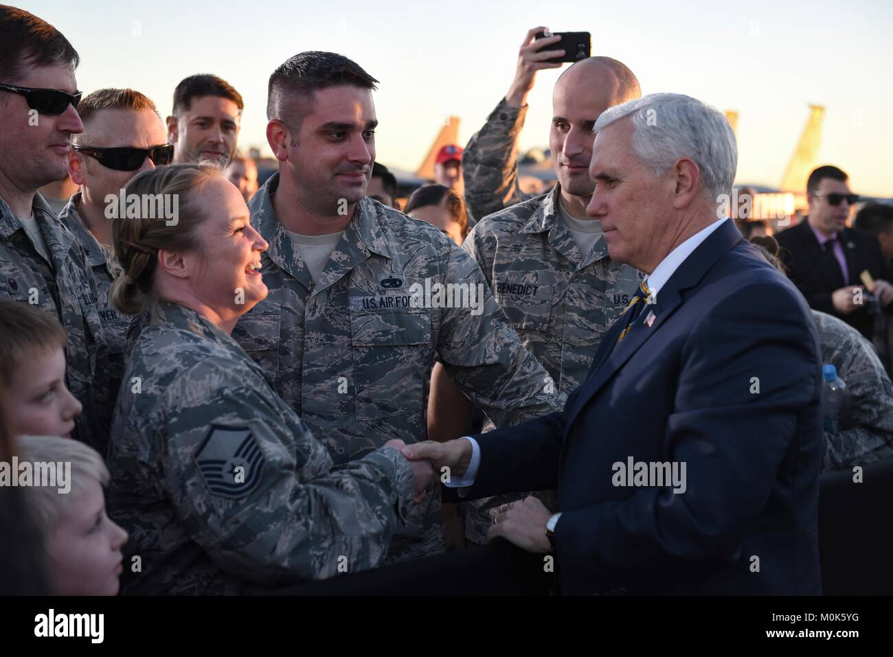 Le Vice-président américain Mike Pence accueille des soldats américains au cours d'une visite à la Nellis Air Force Base, 11 janvier 2018 à Las Vegas, Nevada. Banque D'Images