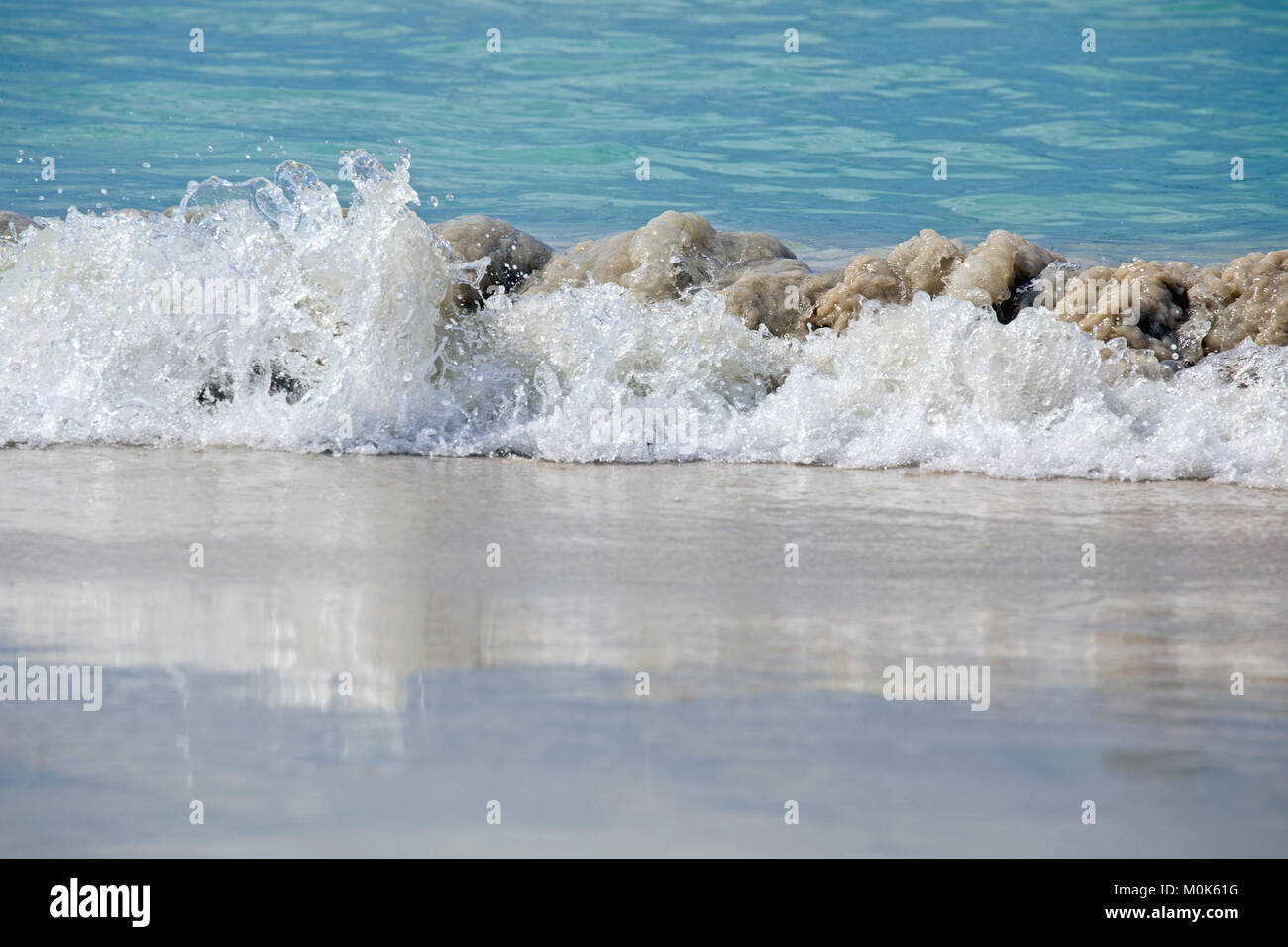 Mer vague libre avec de l'eau la réflexion sur le sable humide Banque D'Images Mer vague libre avec de l'eau la réflexion sur le sable humide Banque D'Images