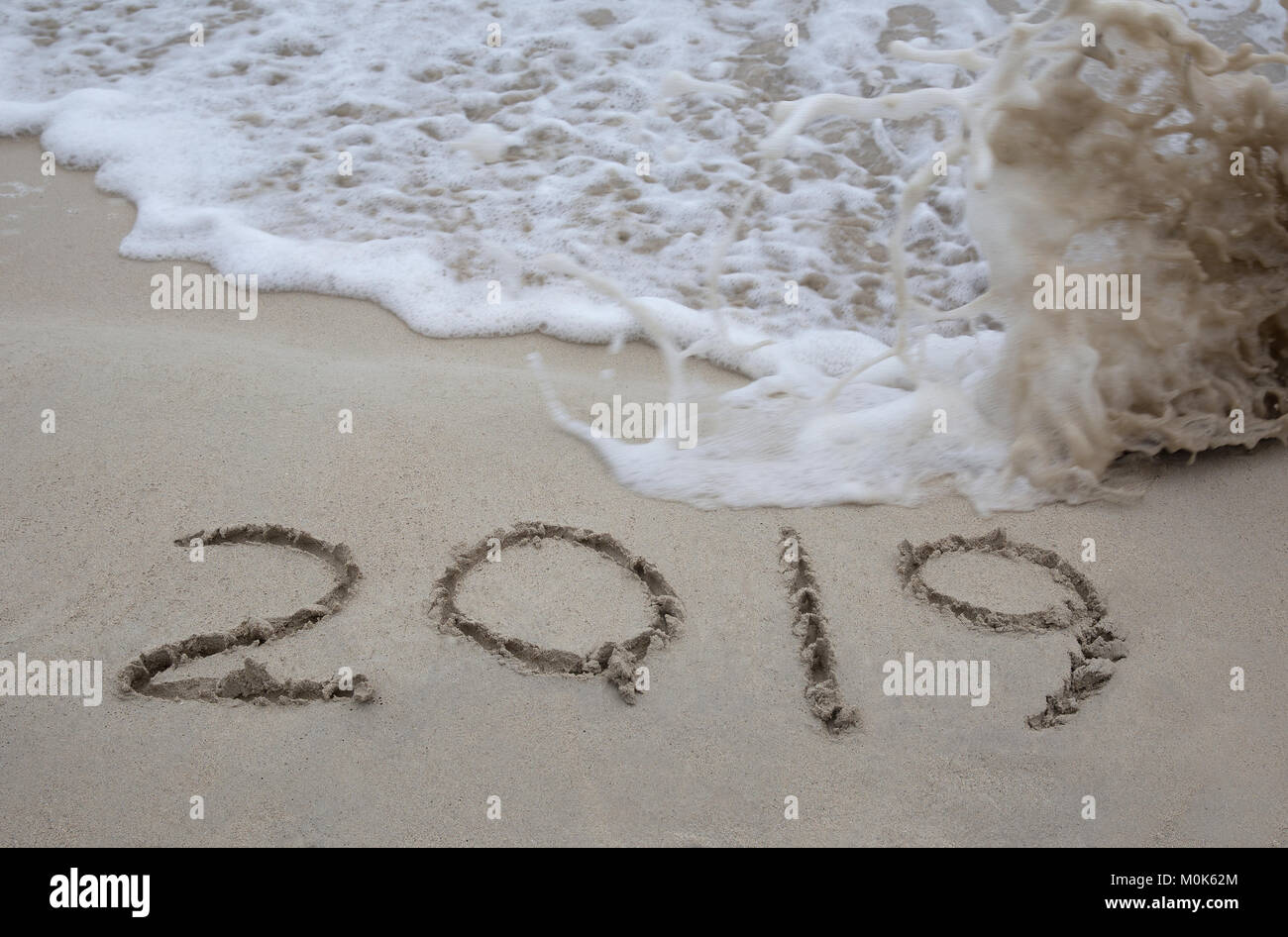 2019 écrit sur la plage avec des vagues prêt à effacer Banque D'Images