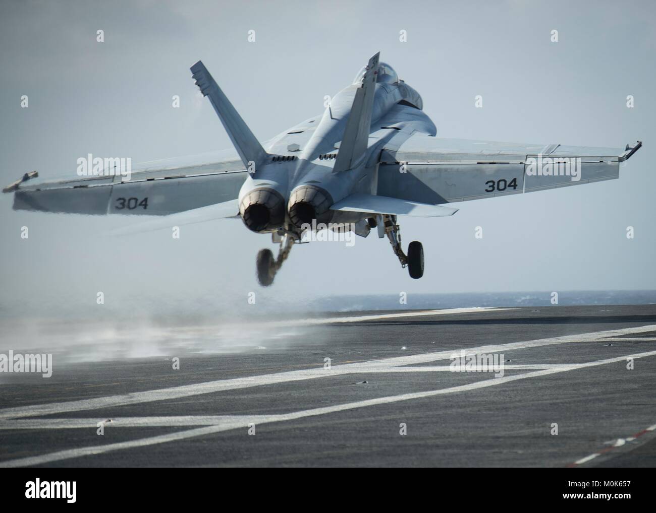 Un U.S. Navy F/A-18E Super Hornet jet fighter aircraft décolle de l'envol à bord de la marine américaine de la classe Gerald R. Ford porte-avions USS Gerald R. Ford, 13 janvier 2018 dans l'océan Atlantique. Banque D'Images