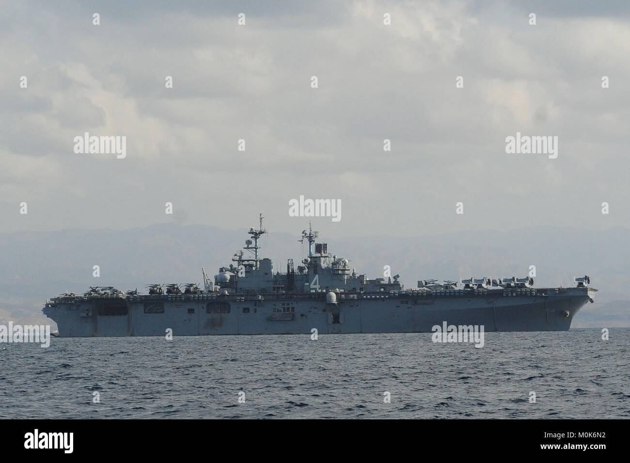 La Marine américaine Wasp-classe d'assaut amphibie USS Boxer cuit en cours le 24 octobre 2013 dans le golfe d'Aden. Banque D'Images