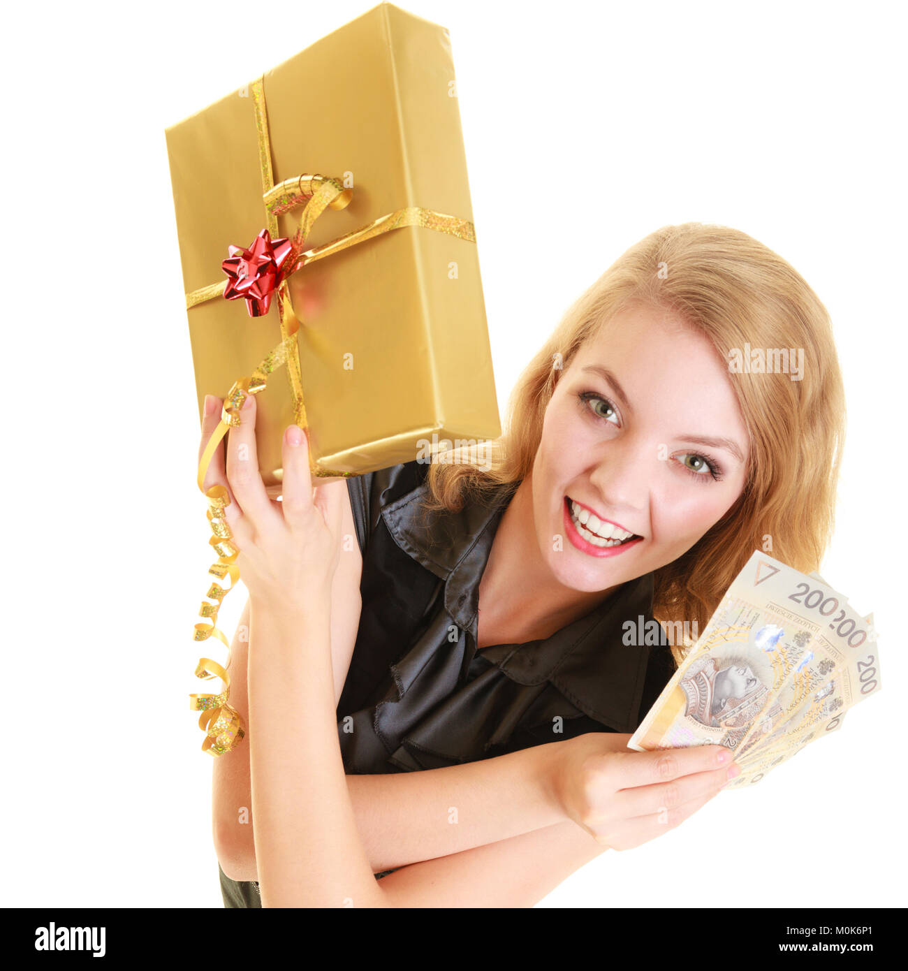 Happy smiling blonde woman boîte cadeau de Noël d'or et de devise polonaise  de l'argent euros. Temps de vacances pour les cadeaux Photo Stock - Alamy