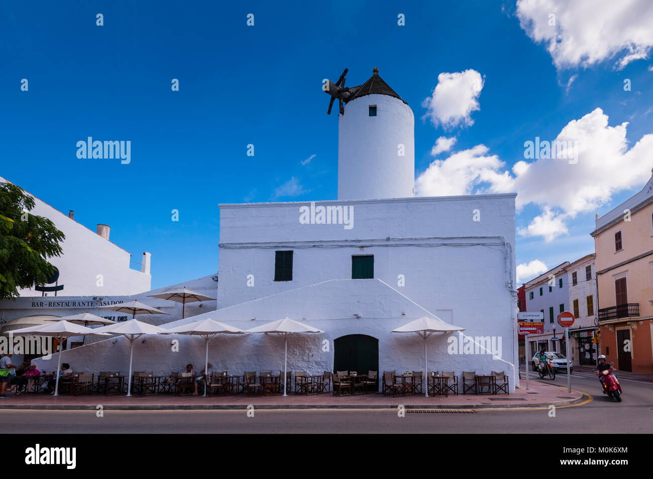 Ancien moulin transformé en un bar café restaurant à ciutadella de menorca , Menorca , Baléares , Espagne Banque D'Images