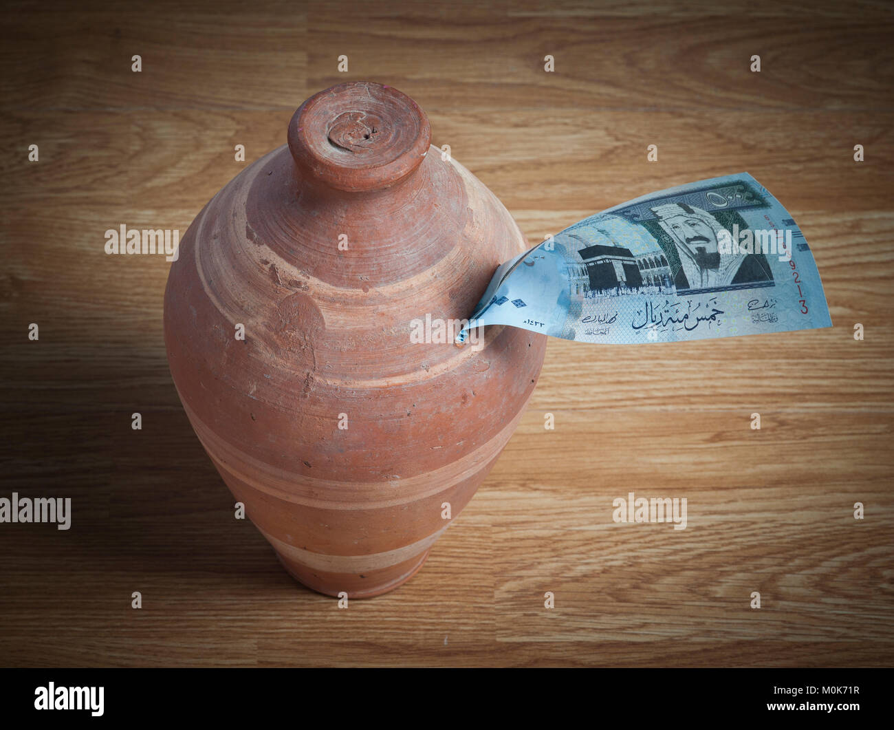 Fort de l'argent avec les billets en riyals saoudiens Banque D'Images
