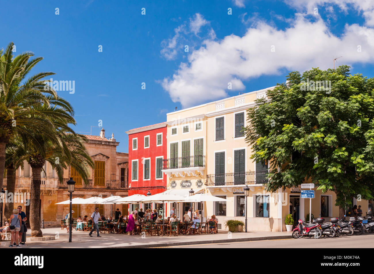 Les gens assis à l'extérieur d'un bar à ciutadella de menorca , Menorca , Baléares , Espagne Banque D'Images